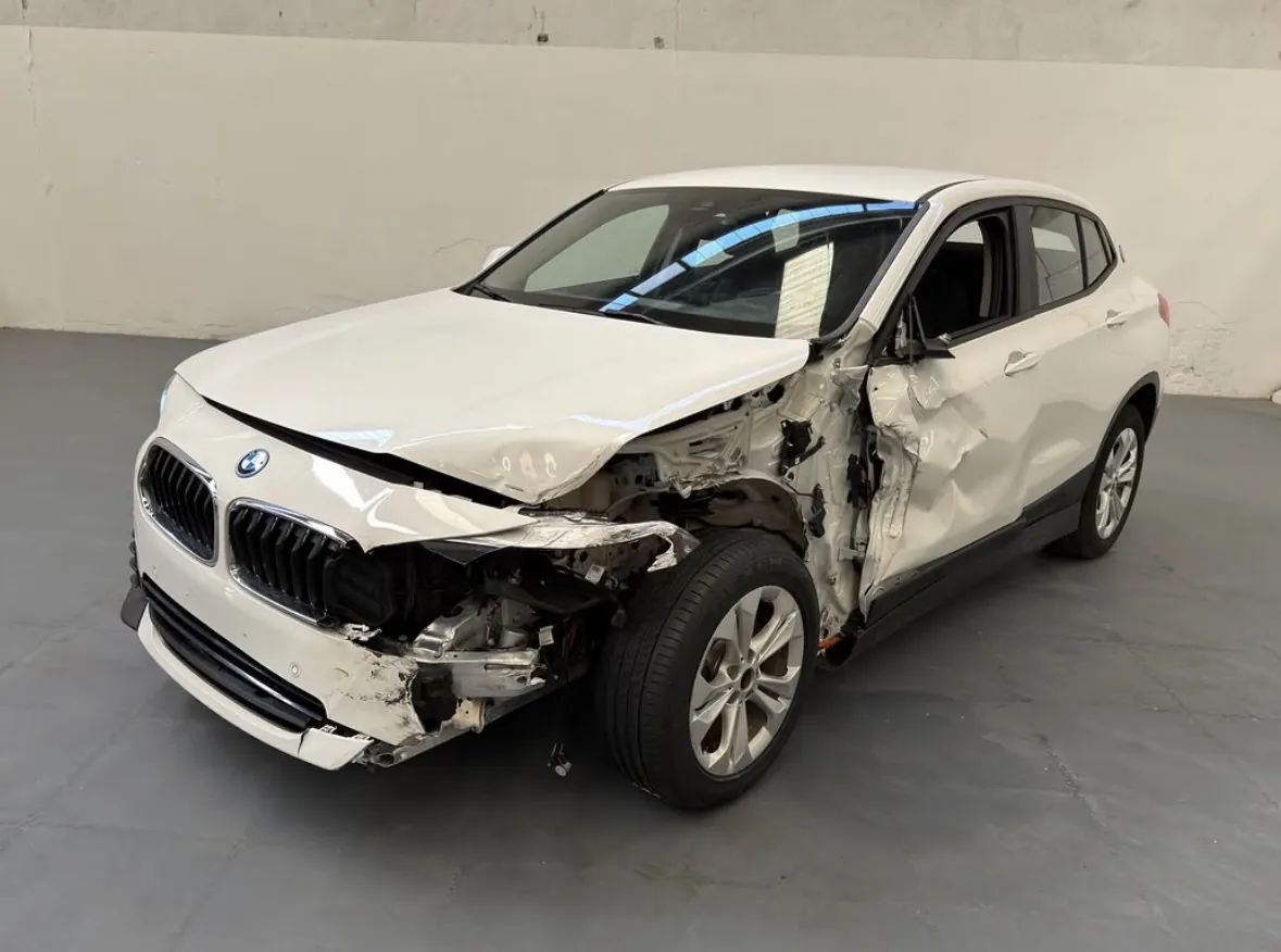 SUV blanco con el frontal y el lateral destrozados tras un accidente